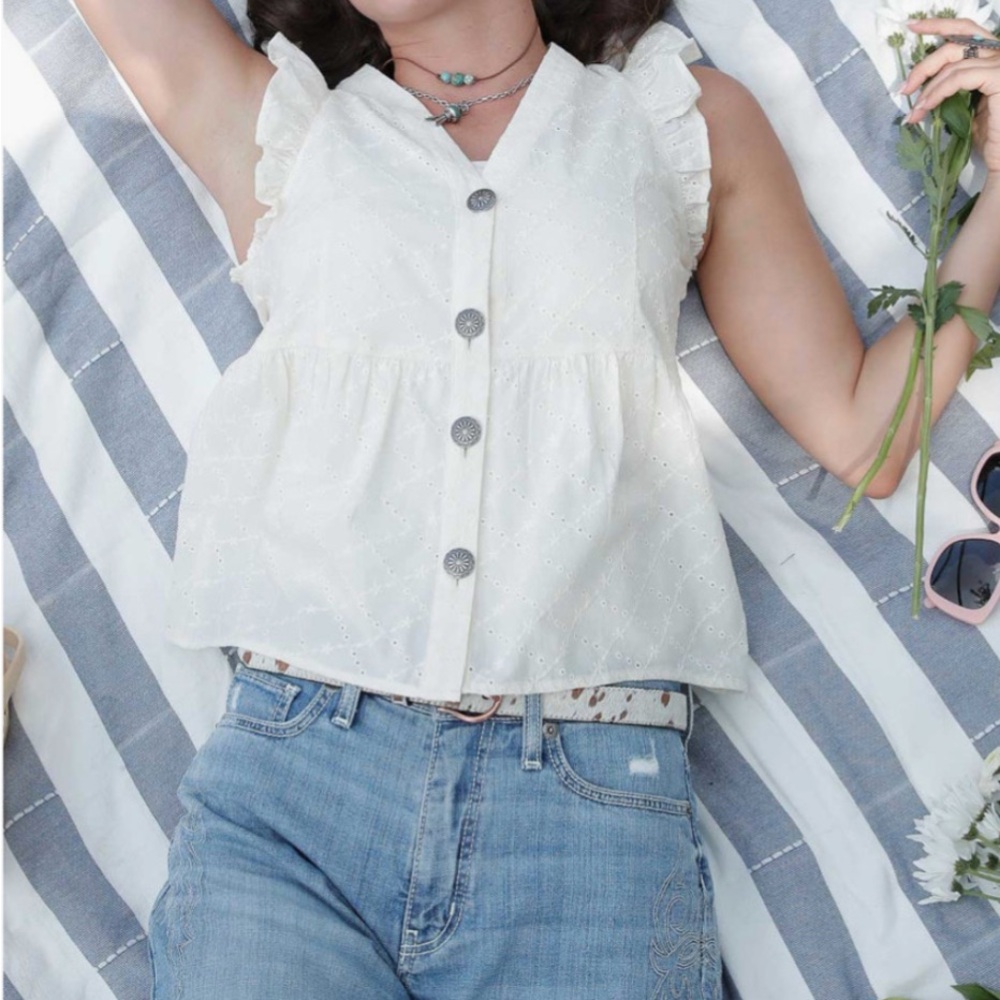CRUEL GIRL WOMEN'S EYELET SLEEVELESS BUTTON-DOWN BLOUSE **NWT** - Picture 2 of 7